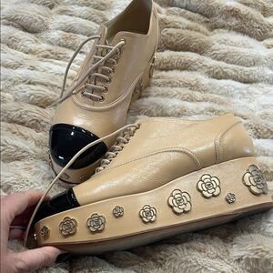 CHANEL beige leather camellia cc logo wedge platform Oxford shoes 39 / 8.5